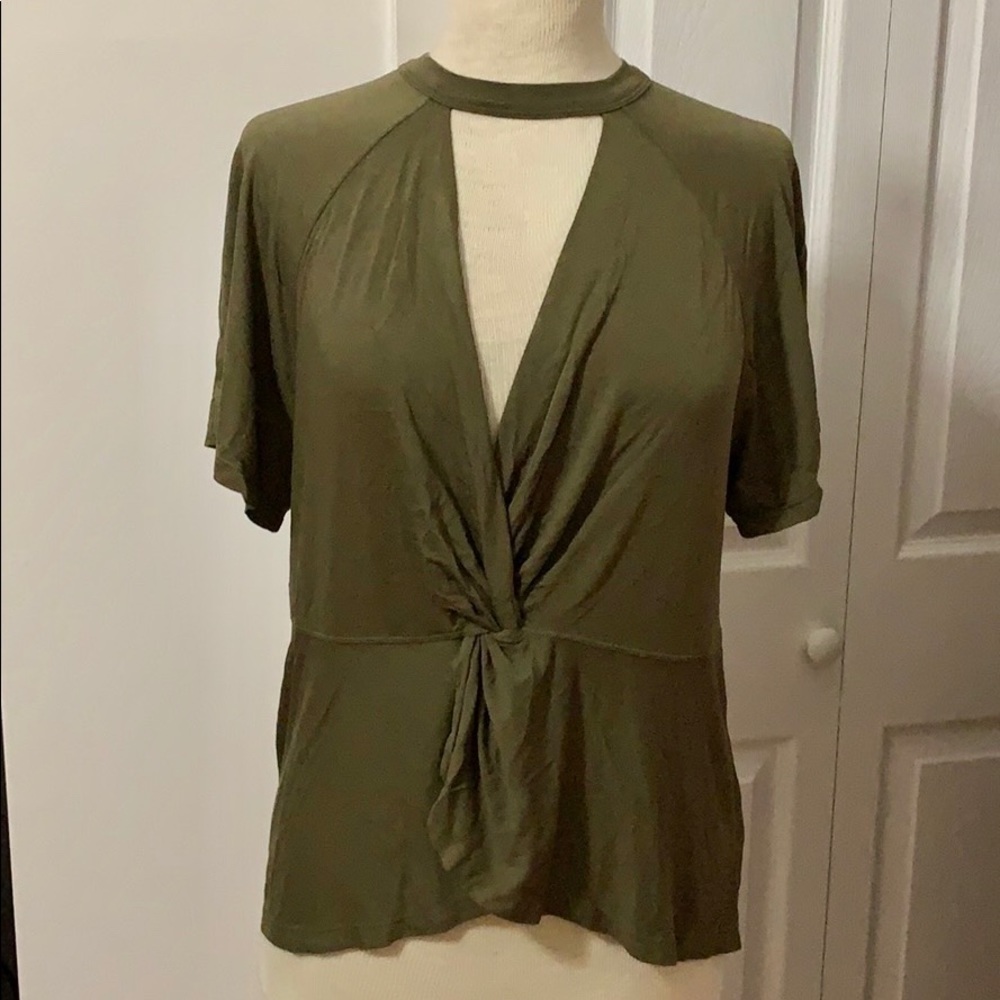 ❄️Free People❄️ deep V t-shirt. Sz M